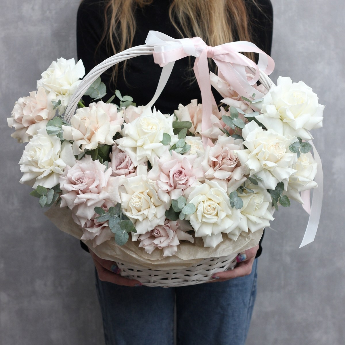 Francuzskaya roza v korzine 484